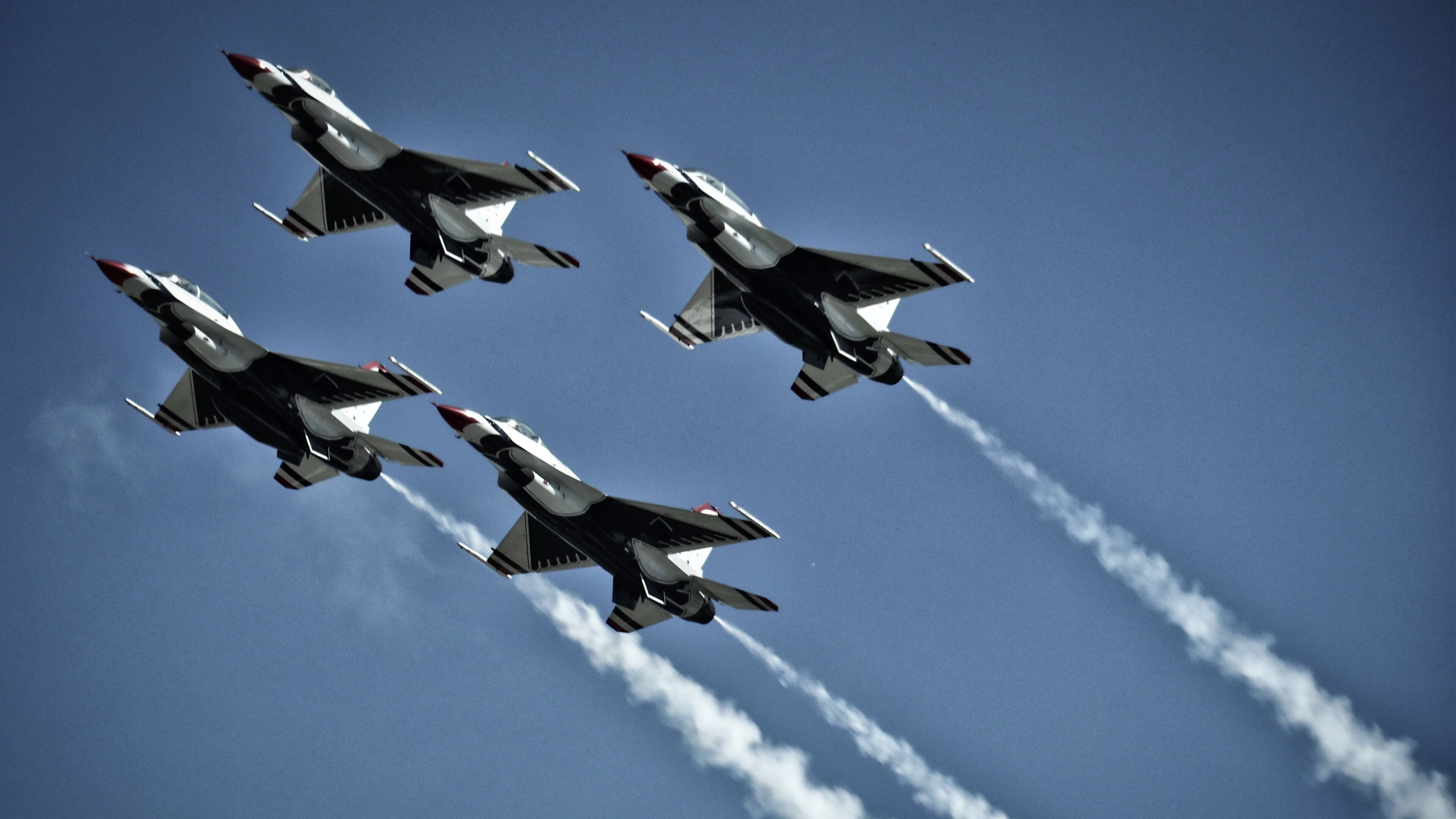 “豪车激烈飙驰：速度与激情的极致演绎”，速度激情赛车